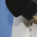 Por que a tomada brasileira tem três pinos [entenda a polêmica]
