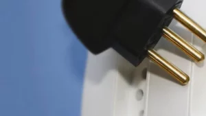 por que a tomada brasileira tem tr s pinos entenda a pol mica 07f6c9a8