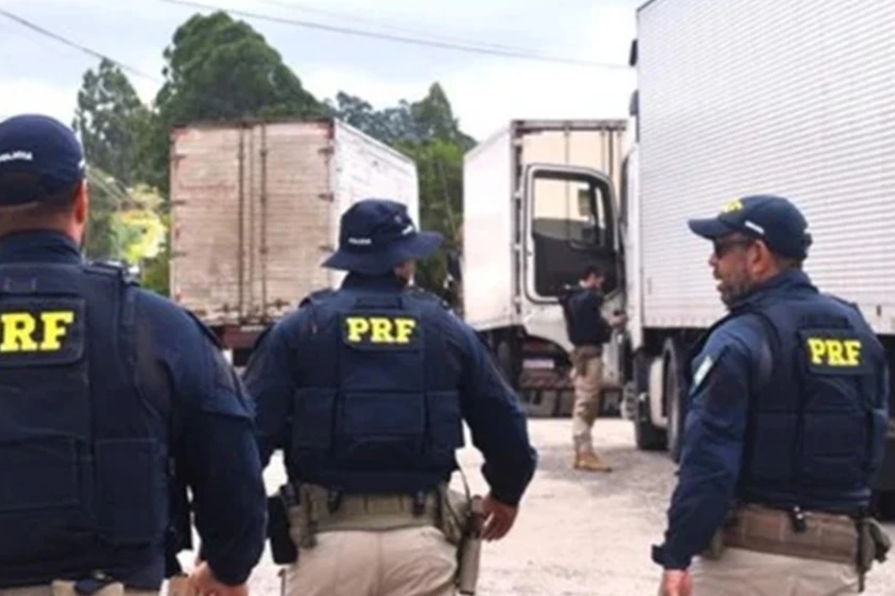 At least 8 Dead in Truck and Van Crash on BR-116 Highway in Bahia Today