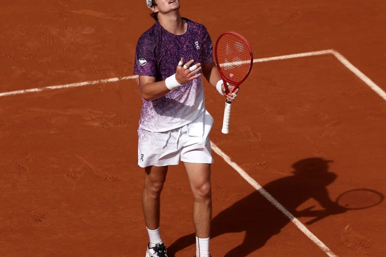 Fonseca Stuns Djokovic in 4hr 53min Epic Match Now Advances to Roland Garros Round of 16