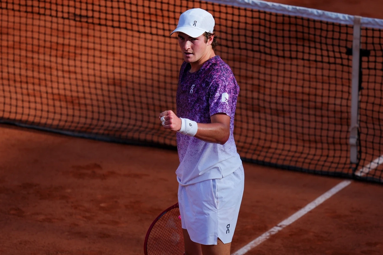 João Fonseca supera desafio em Roland Garros derrotando Luka Pavlovic