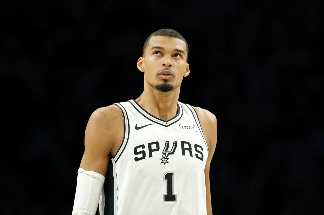 Wembanyama é expulso após cotovelada em jogo da NBA hoje, Spurs perde e série fica empatada