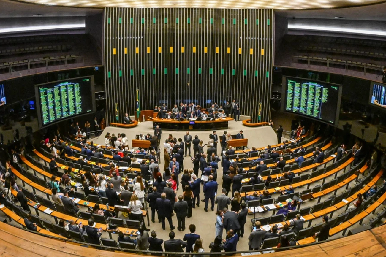 Brazilian Chamber Shocks: Workers Party Wins Historic PEC 6×1 Vote