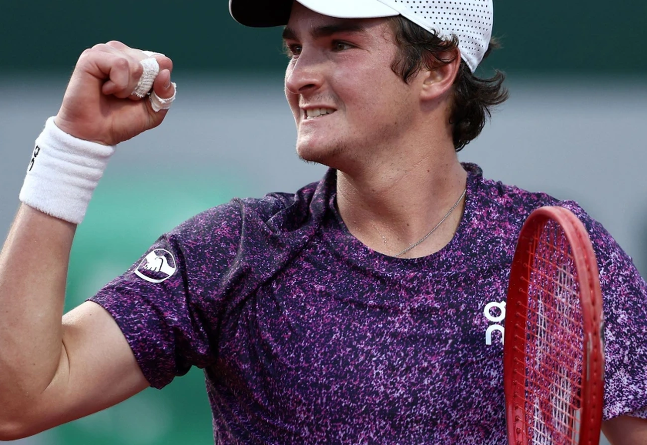 Joao Fonseca beats Stefanos Tsitsipas now