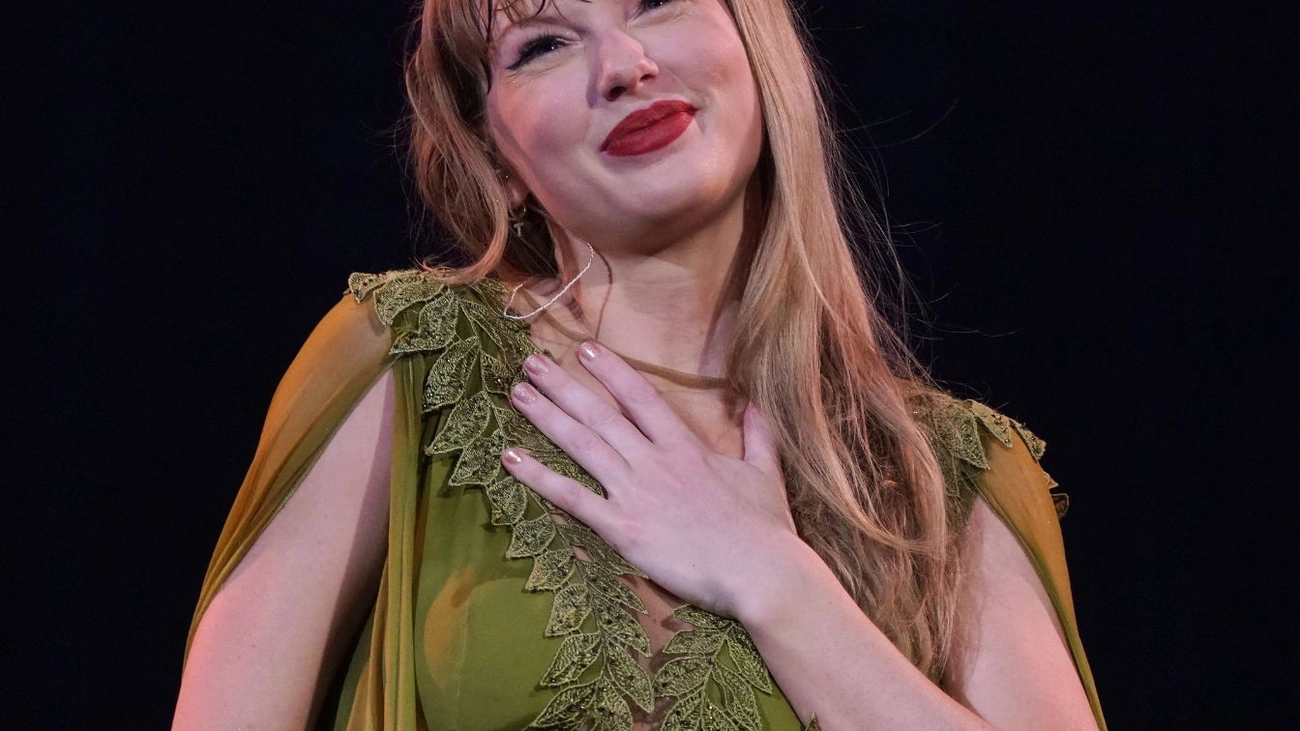 Taylor Swift sends surprise gift to young fan Hayes after viral paper airplane video
